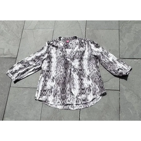 Vince Camuto Gray Snakeskin Print Hi/Low Top Sz Medium - Picture 1 of 3